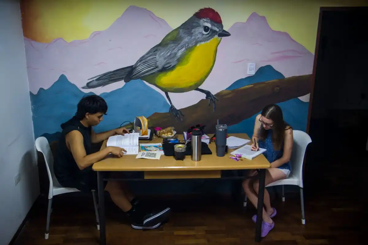 ESTUDIO COMPARTIDO. Walter y Abril estudian Psicología en la mesa del comedor: él está en tercer año y ella es ingresante. / LA GACETA, DIEGO ARÁOZ