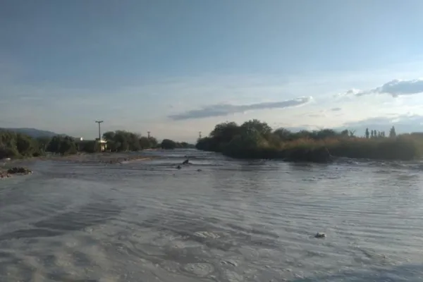 Desbordó el río Santa María y cortaron la circulación en la ruta nacional 40