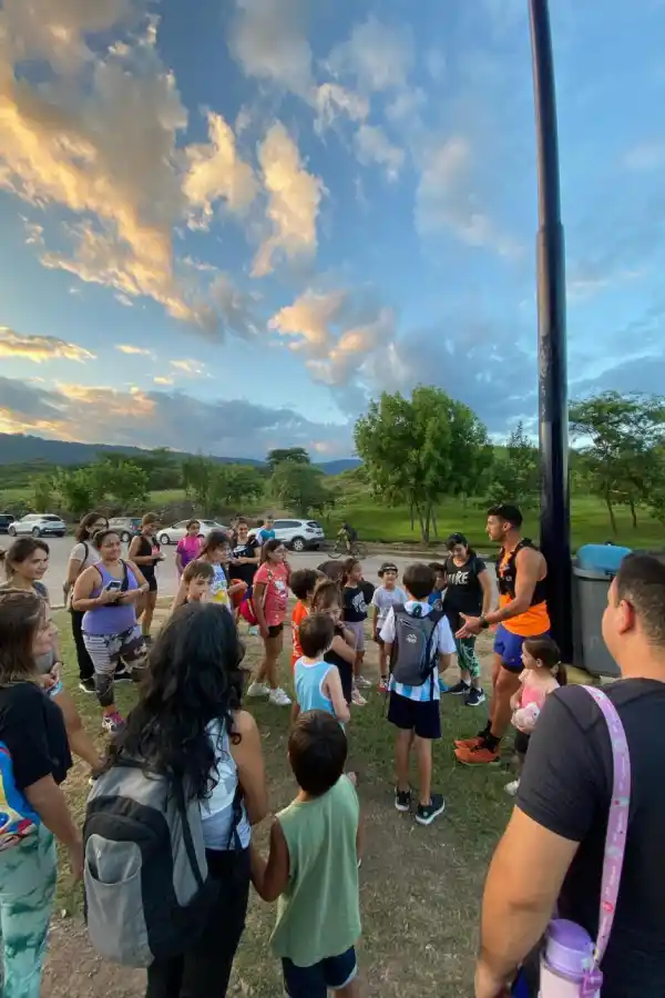 CUANDO CAE EL SOL. Los caminantes se reúnen en Yerba Buena a las 19