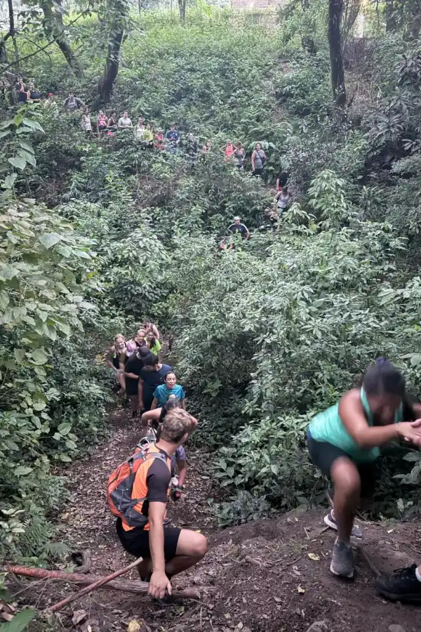 EN LAS YUNGAS. Los guías asisten al grupo durante el recorrido.
