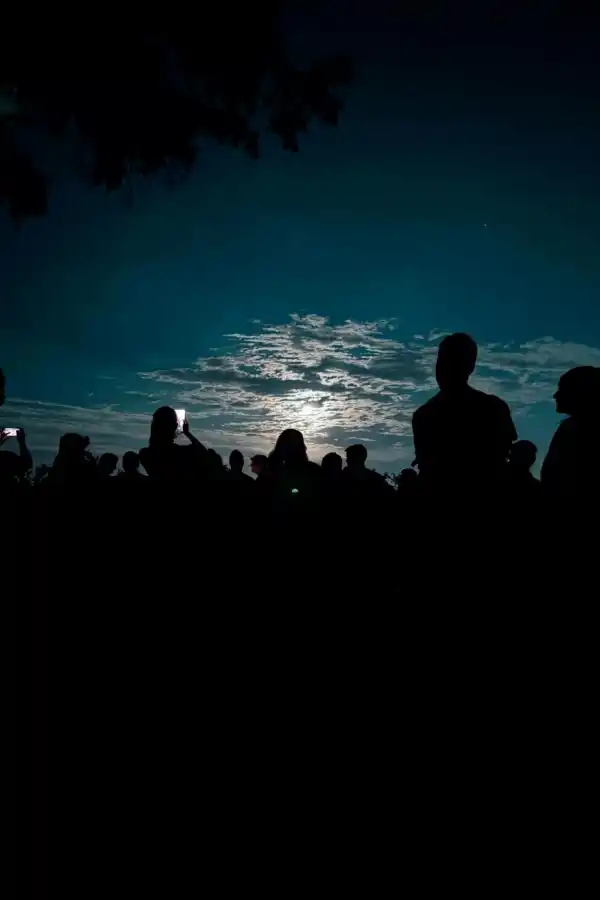 POSTALES ÚNICAS. Los senderistas retratan los paisajes que brindan los atardeceres en San Javier