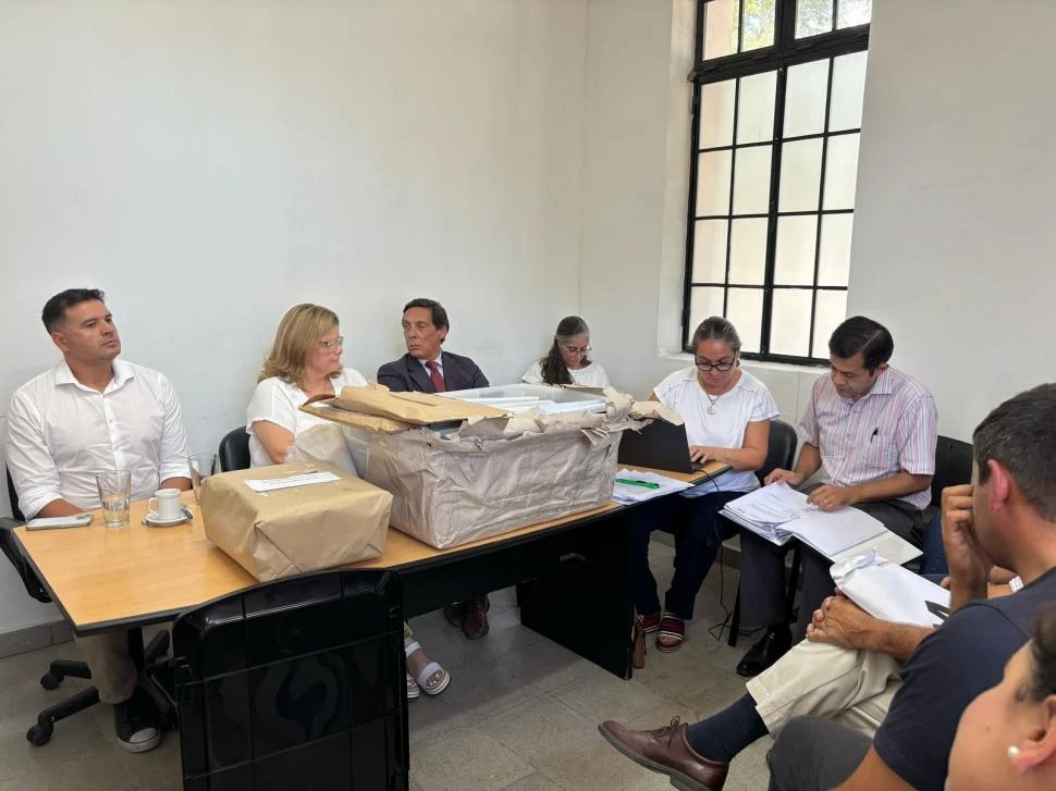 APERTURA DE SOBRES. El acto de licitación se concretó ayer en la sede del Consorcio, con la presentación de las ofertas de las empresas interesadas.