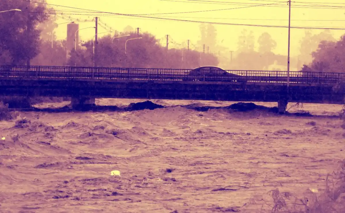 CANAL SUR. El torrente pasa por debajo del puente de avenida Independencia, al sur de la capital.