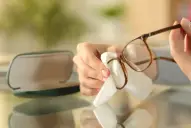 La manera de limpiar los anteojos para que queden perfectos, según un óptico