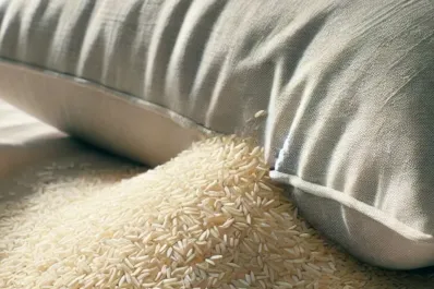 El sorprendente truco de poner arroz bajo la almohada: qué beneficios tiene
