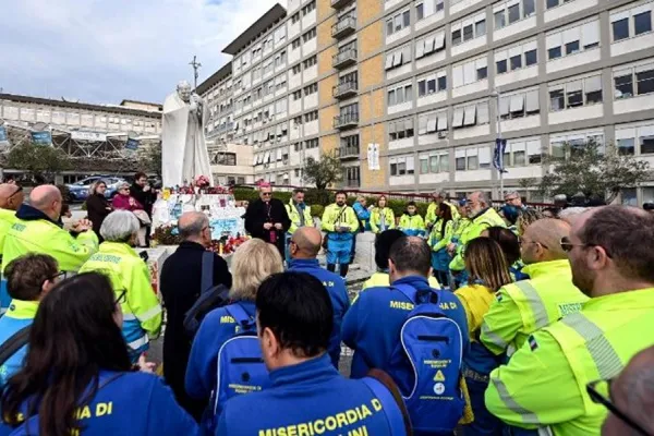 El papa Francisco se ausentó del Ángelus y agradeció “de corazón” a los médicos