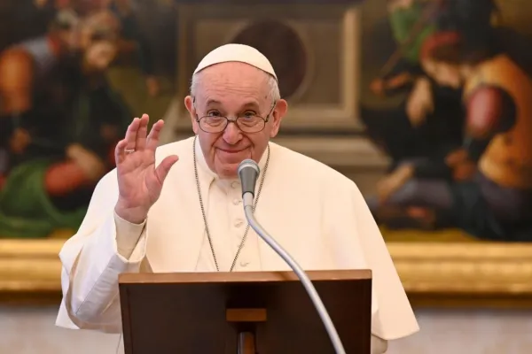 El papa Francisco se mantiene estable.