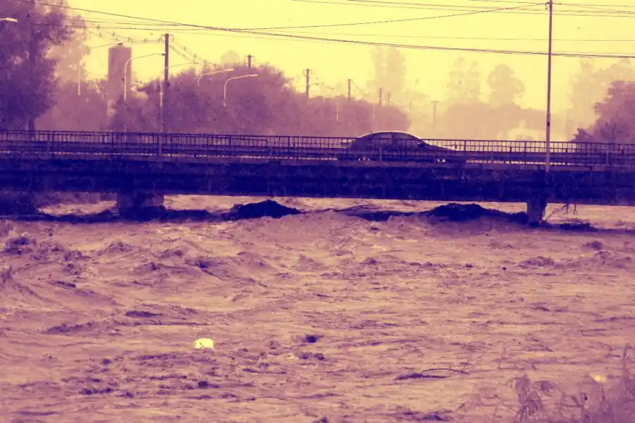 CANAL SUR. El torrente pasa por debajo del puente de avenida Independencia, al sur de la capital.