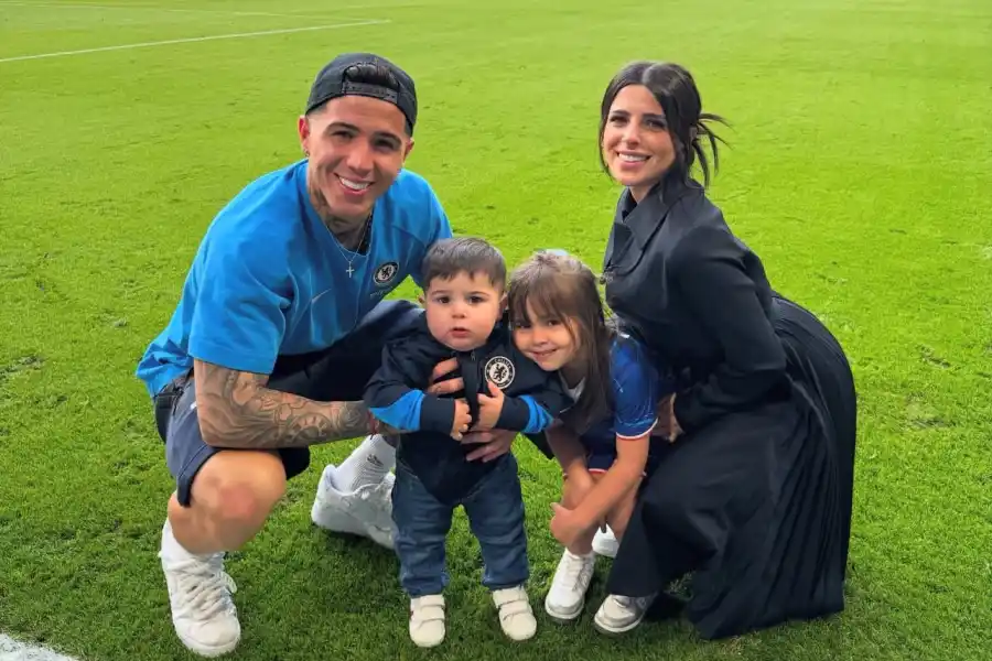 EN FAMILIA. Tras el triunfo de Chelsea, Enzo Fernández posó junto a su familia.