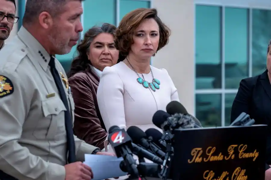 El sheriff Adan Mendoza y la doctora Heather Jarrell durante la conferencia de prensa en Santa Fe, Nuevo México.