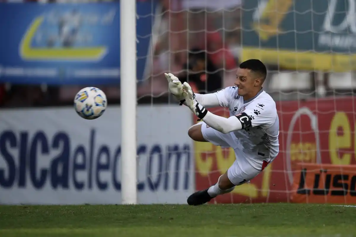 GRAN MOMENTO. Sand le tapa el penal a Enzo Díaz para sostener la victoria.