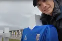 Un canadiense llevó la “10” de Diego Maradona del Mundial 86 a las Islas Malvinas y visitó el Cementerio de Darwin