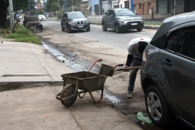 Caos por las inundaciones en avenida Jujuy al 2.000: Siempre pasa lo mismo y nadie lo soluciona