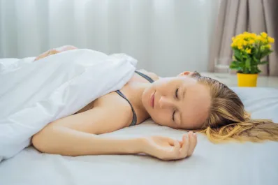 Dormir con o sin almohada: ¿qué es más saludable para descansar?