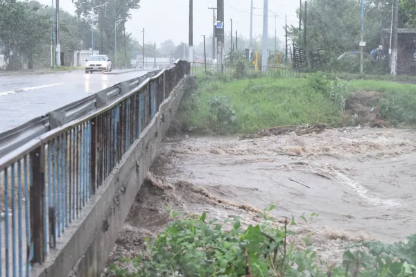 Temporal en Tucumán: El canal desbordó solo un poco; si no hubiese sido una tragedia, expresaron vecinos de Los Chañaritos
