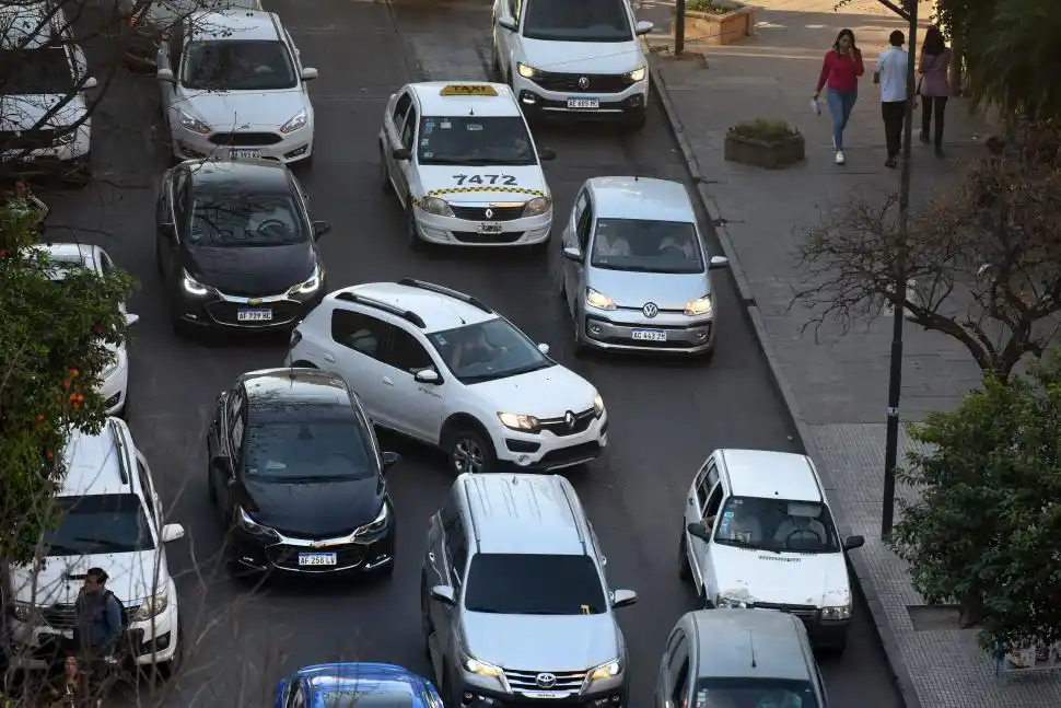 CAÓTICO. El tránsito en la ciudad es desordenado; sobretodo, en horas pico.