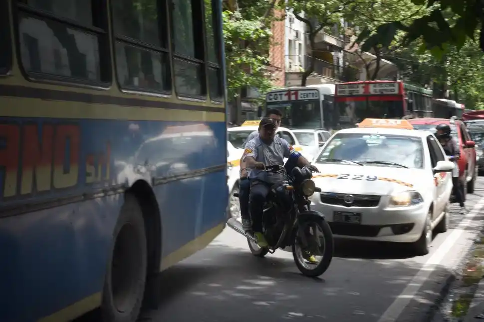 ANOMIA. Muchos motociclistas no respetan las normas de tránsito.