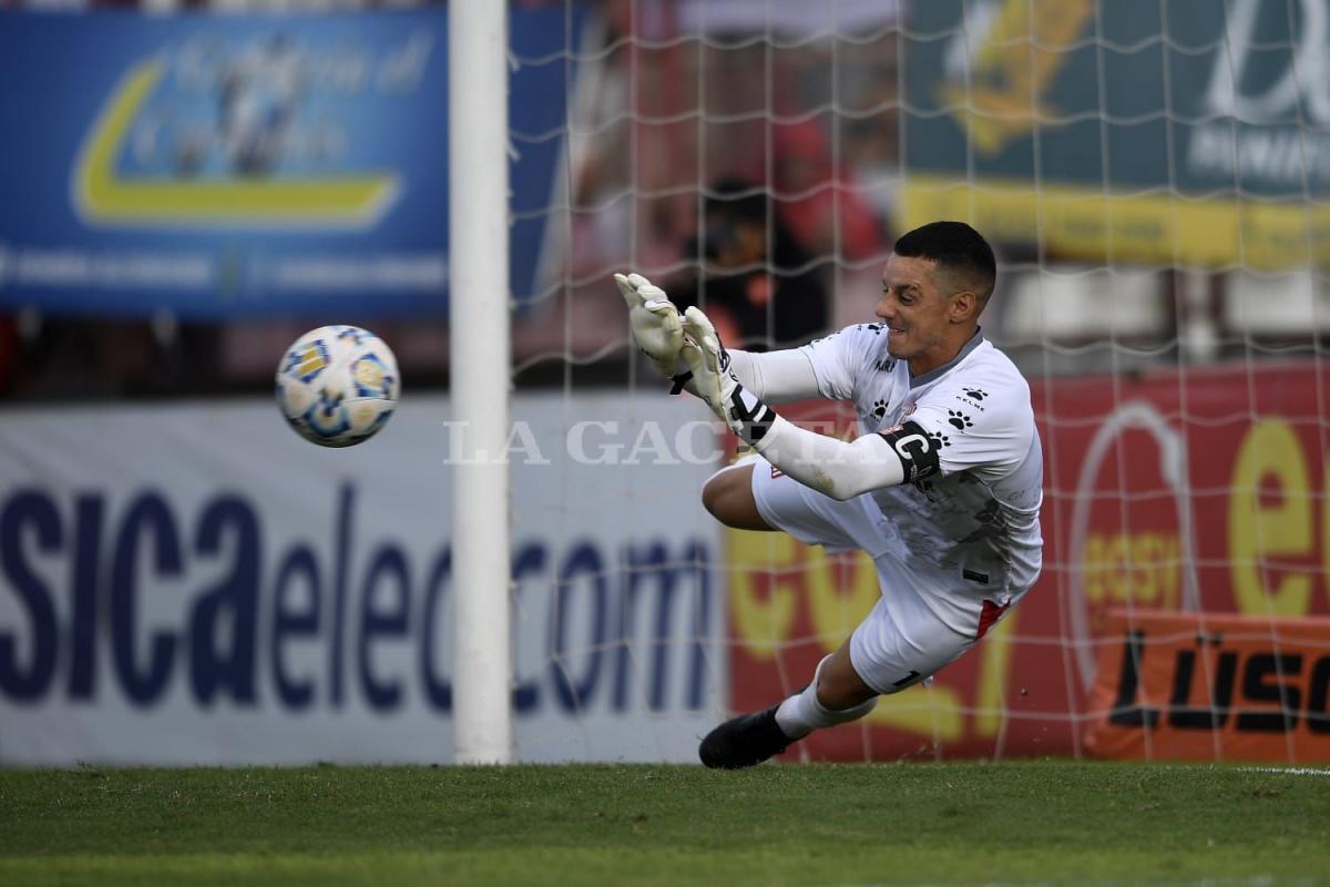 GRAN MOMENTO. Sand le tapa el penal a Enzo Díaz para sostener la victoria.