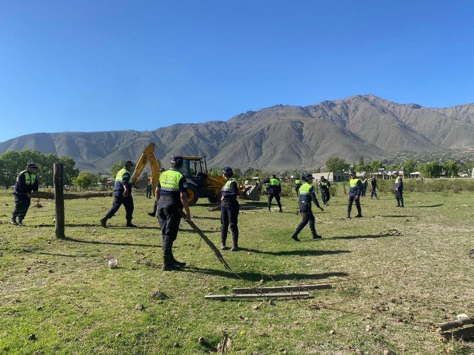 OPERATIVO. En octubre, policías sacaron los alambrados en varios lugares.