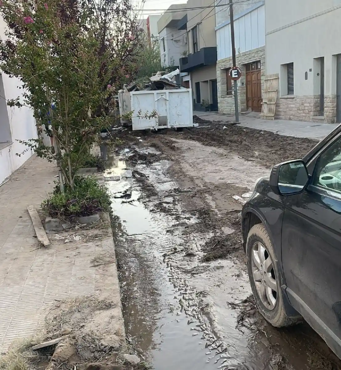 INTRANSITABLE. En las calles se colocó un contenedor para evitar que el agua avance.