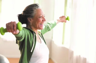 Este es el ejercicio que deberían realizar los mayores de 60 años para mejorar la calidad de sueño