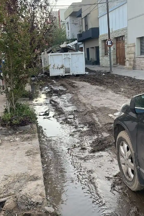 INTRANSITABLE. En las calles se colocó un contenedor para evitar que el agua avance.