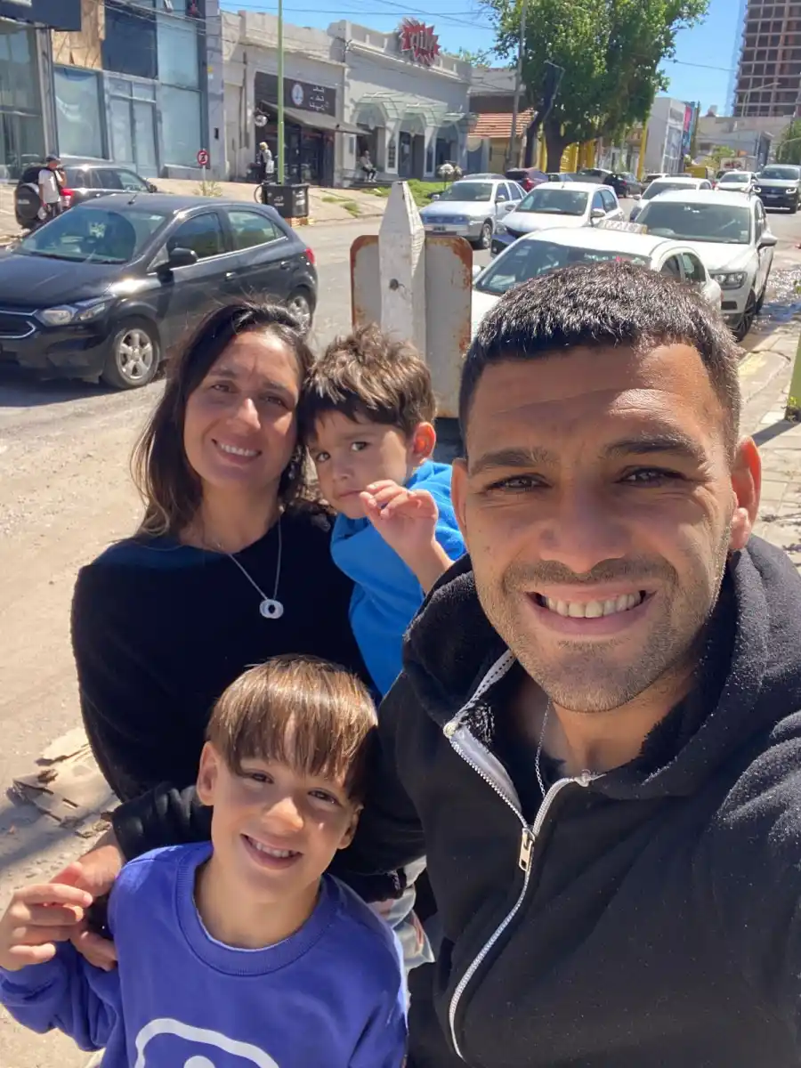 ANTES DE LA TRAGEDIA. Bellone posa junto a su esposa e hijos a una cuadra de las zonas afectadas en Bahía Blanca.