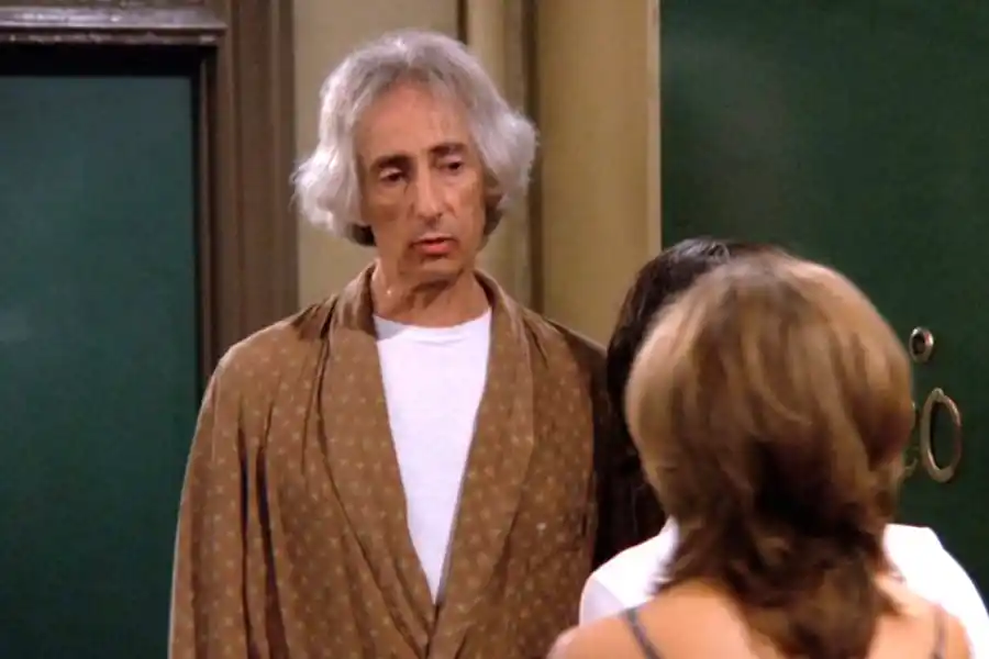 El actor fue eliminado de la serie tras su quinto episodio, a pesar de haber sido considerado para un sexto capítulo.