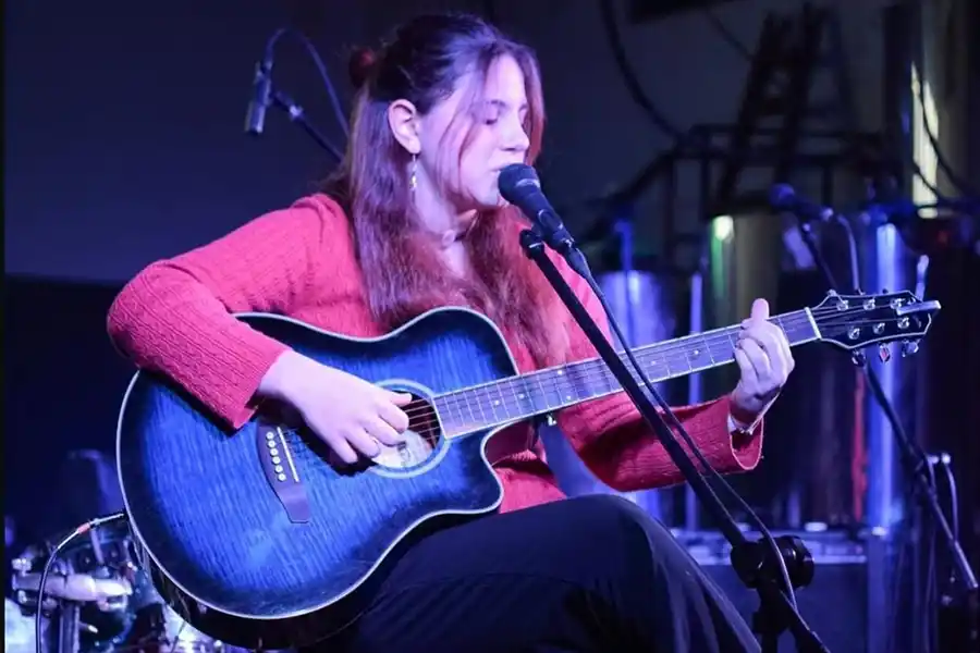 ARTISTA TUCUMANA. Ari Aguirre participó en las voces de la canción ''La Trinchera''. / INSTAGRAM @ariaguirre4