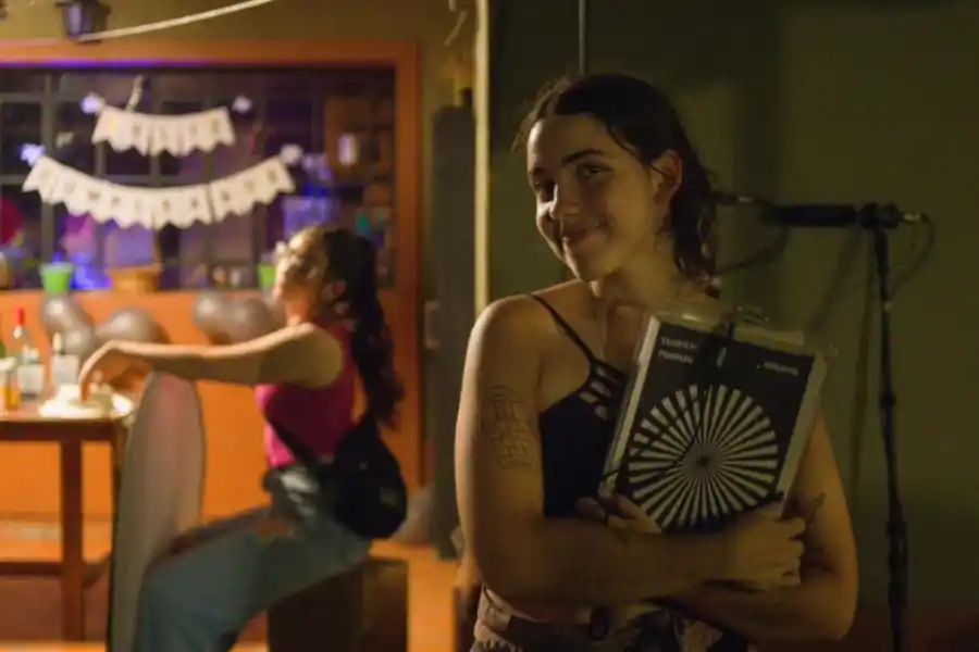 POETA TUCUMANA. Luchi Aragón recitó su poema hacia el final de la canción. / INSTAGRAM @luchiaragon1