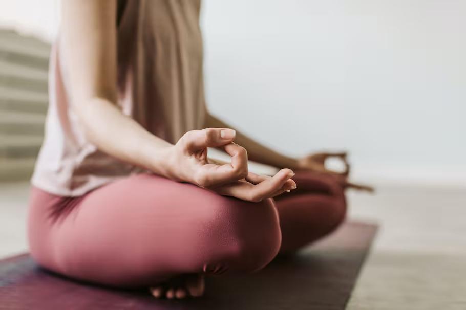 Realizar actividad física o meditación ayuda a poder conciliar el sueño. 