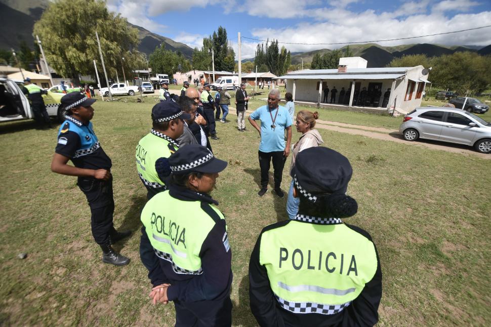 EXPLICACIONES. Autoridades hablan con los compradores de las tierras.