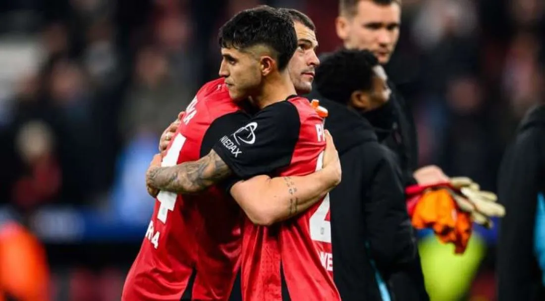 TRISTE. Palacios abraza a un compañero luego de la eliminación.