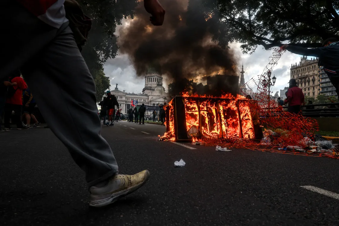 FRENTE AL CONGRESO. Los manifestantes y las fuerzas de seguridad protagonizaron fuertes cruces.
