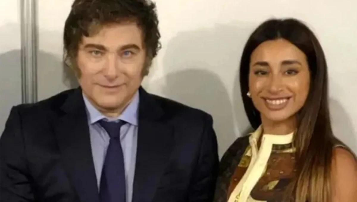 JUNTOS. Javier Milei y Laura Arrieta posaron para una foto en la última conferencia de la CPAC, en Buenos Aires.