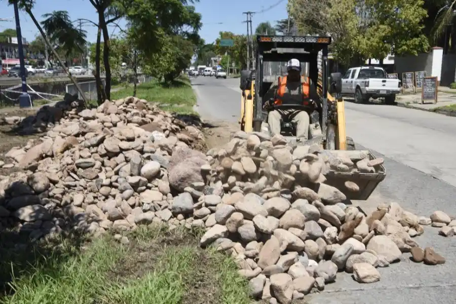PIEDRAS. Parte de la calzada se ve disminuida producto de las tareas.
