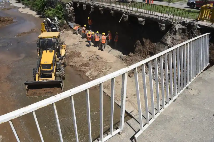 MAQUINARIA PESADA. Las tareas son realizadas dentro del canal.