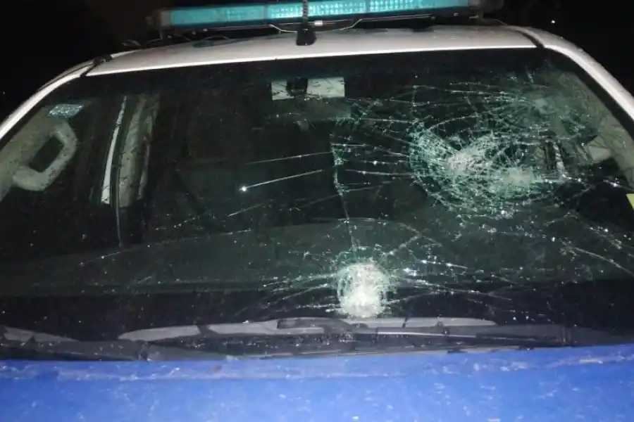EVIDENCIA. Un móvil policial sufrió daño durante los incidentes.