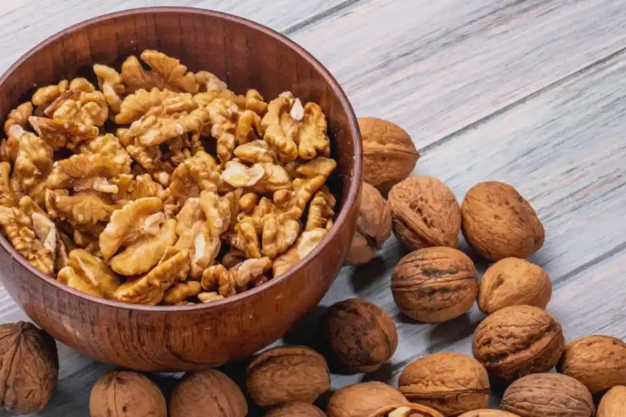 El consumo regular de nueces ayuda a disminuir la presión arterial.