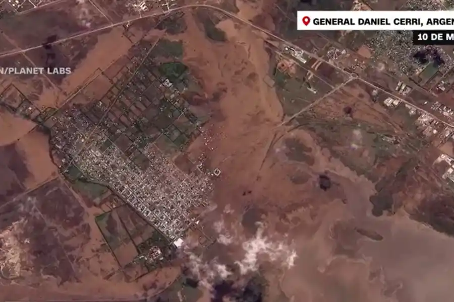 Esta imagen muestra a General Cerri después de las inundaciones, con grandes manchas marrones que corresponden a barro y agua.