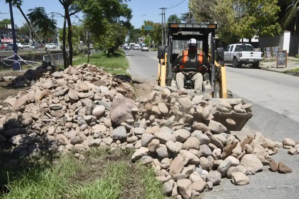 PIEDRAS. Parte de la calzada se ve disminuida producto de las tareas.