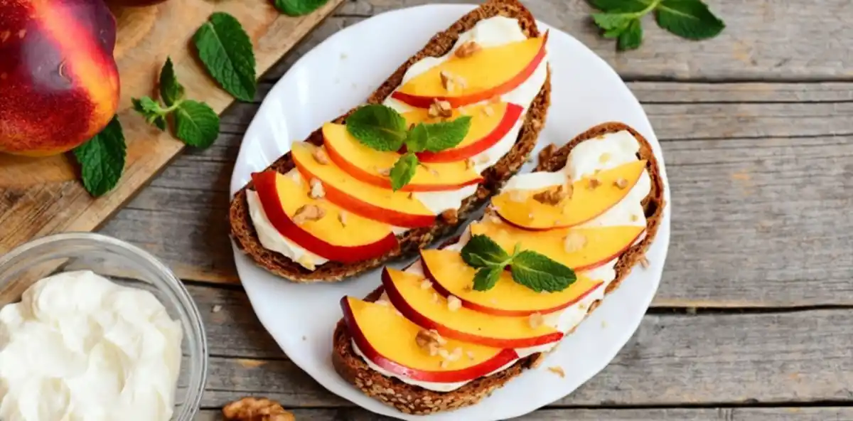 Tostadas de pan integral con queso descremado, fruta con cáscara y frutos secos. Como desayuno o merienda, te genera energías. 