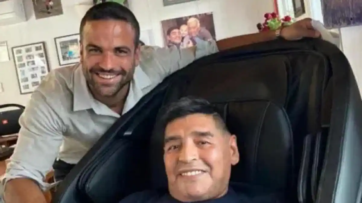Carlos Díaz con Diego Maradona. 