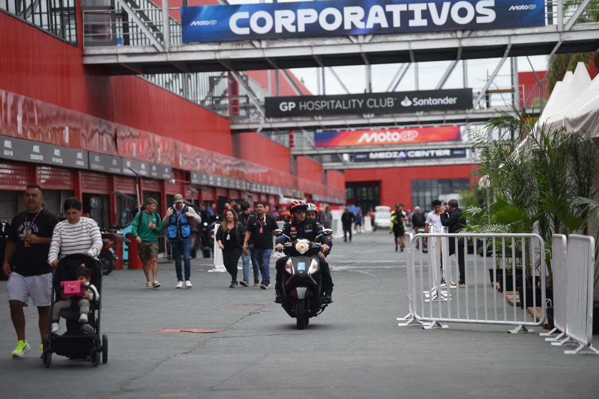 TODO LISTO EN EL PADDOCK. Los pilotos visitaron las instalaciones del autódromo para reconocer el circuito.