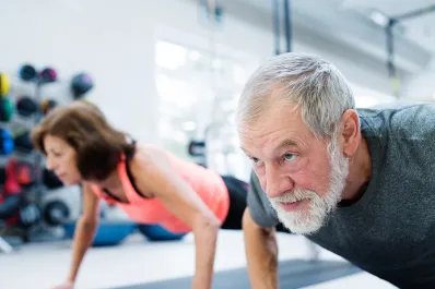 Cómo reducir la grasa del abdomen después de los 50: tres ejercicios fáciles y efectivos