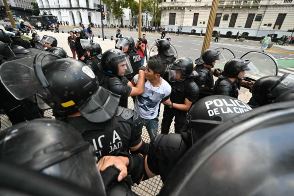 Violencia y represión en el Congreso: 15 heridos, un fotógrafo grave y casi 100 detenidos