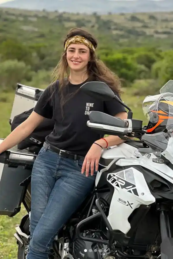 La modelo recorre América Latina en su moto.