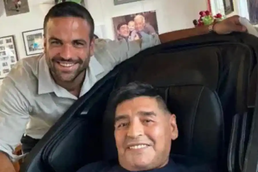 Carlos Díaz con Diego Maradona. 