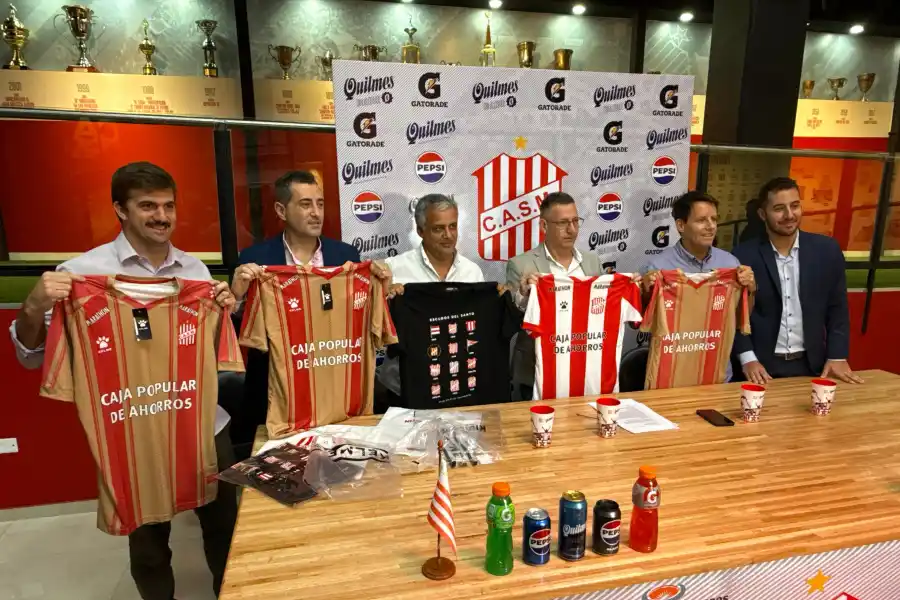 FELICES. Los representantes de las marcas posan con las camisetas de San Martín.