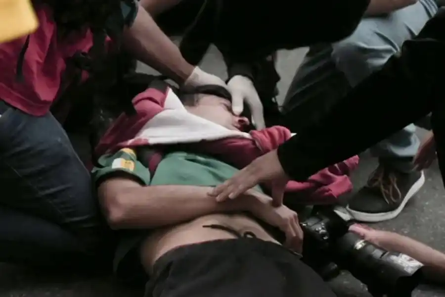 El momento en que asisten al fotógrafo Pablo Grillo.